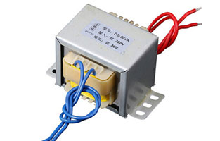 電源變壓器是用電磁感應(yīng)原理工作的，變壓器有兩組線圈。初級線圈和次級線圈。次級線圈在初級線圈外邊。當(dāng)初級線圈通上交流電時，變壓器鐵芯產(chǎn)生交變磁場，次級線圈就產(chǎn)生感應(yīng)電動勢。變壓器的線圈的匝數(shù)比等于電壓比。例如：初級線圈是500匝，次級線圈是250匝，初級通上220V交流電，次級電壓就是110V。那如何識別電源變壓器好壞？